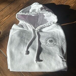 Women or men’s size medium/large white Never summer hoodie.